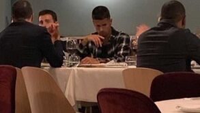 João Cancelo à mesa com Bernardo Silva e Jorge Mendes em Manchester