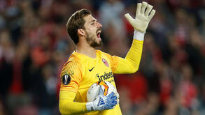 Kevin Trapp assina em definitivo pelo Eintracht Frankfurt