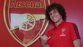 David Luiz assina pelo Arsenal e adeptos do Chelsea 'atacam' o seu restaurante