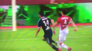 Campeonato começou da pior maneira para Fàbregas: VAR 'vira' amarelo em cartão vermelho direto