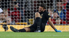 A insólita lesão de Alisson que deixou Klopp de mãos na cabeça