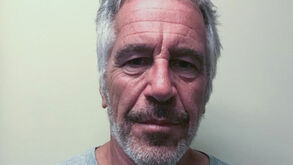 Jeffrey Epstein, o magnata acusado de abuso de menores, encontrado morto na prisão