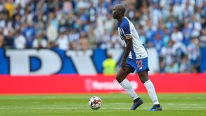 Danilo passa do onze para a bancada