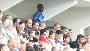 Danilo observa jogo de Barcelos na bancada