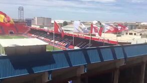 Bandeira do Benfica hasteada no Estádio do Extremadura em homenagem a Reyes