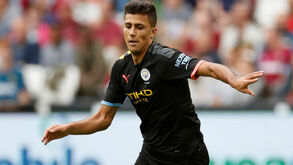 O estranho elogio de Guardiola a Rodri: «Não tem brincos, tatuagens e o cabelo é de um médio»