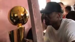 Serge Ibaka foi à tasca com o troféu 