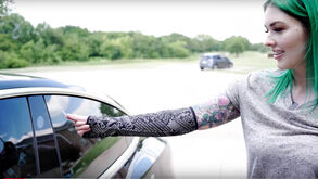 Esta engenheira tem um chip no braço para abrir o seu Tesla