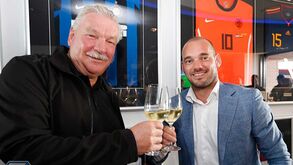 Sneijder anuncia o final da carreira em dia que... assina contrato com o Utrecht