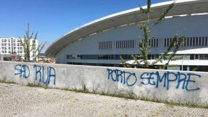 Paredes vandalizadas junto ao Dragão com críticas à SAD do FC Porto e Super Dragões