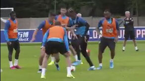 Zaha 'humilha' companheiros no treino