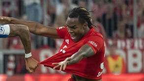 Renato Sanches volta a pedir para sair e CEO do Bayern avisa-o: «Fazia bem em acalmar-se»