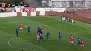 Rafa colocou Benfica a ganhar com este 'míssil' num lance em que Belenenses SAD pediu falta
