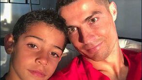 A reação de Cristianinho ao ver a residencial onde Ronaldo morou: 