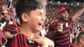 Futebol em estado puro: criança chora copiosamente após golo do Flamengo 