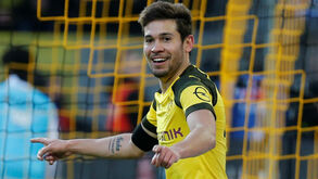Borussia Dortmund tenta acelerar renovação para Raphaël Guerreiro não sair a custo zero