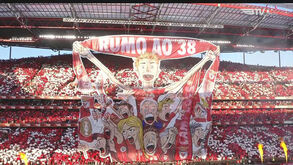 Cânticos, fogo e um pedido especial: assim começou o clássico na Luz