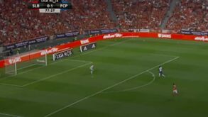 O falhanço incrível de Marega sozinho contra Vlachodimos