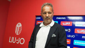 Mihajlovic sai do hospital para estar no banco do Bolonha