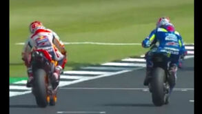 Alex Rins rouba vitória a Márquez em cima da meta: o abanar de cabeça que diz tudo