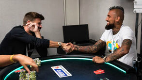 Poker: Gerard Piqué e Arturo Vidal 'limpam tudo' até fora dos relvados