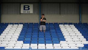 Adeptos do Bury FC e do Bolton choram pelos seus clubes: «Um dos dias mais negros da Liga Inglesa»