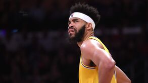Javale McGee derrotado por um... inseto gigante