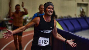 Norte-americano corre 100 milhas em pista coberta a... 4:13 min/km