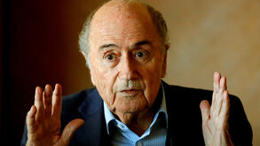 Blatter: «Dizem que poderia almoçar três vezes por dia»