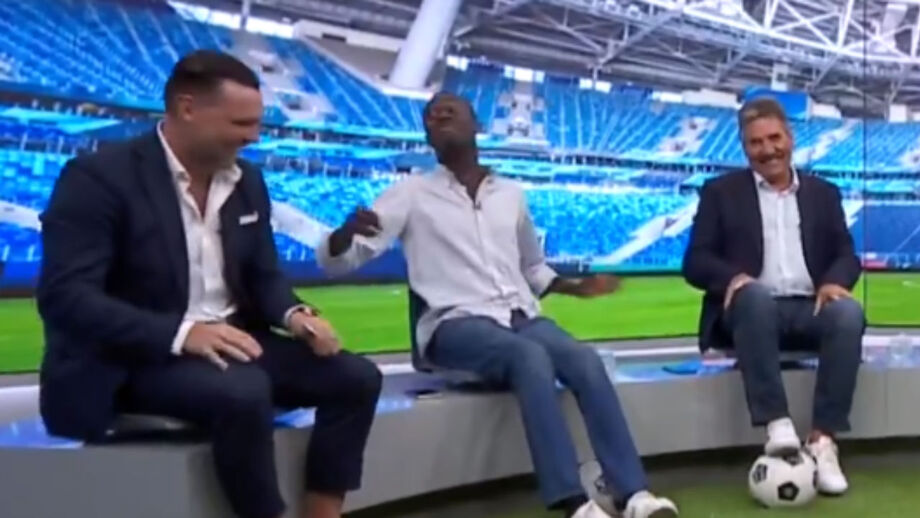 Treinador explica, entre gargalhadas, que a sua linguagem normalmente é "bem entendível"