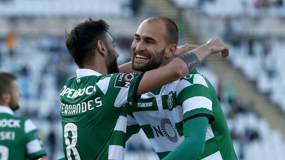 Avançado holandês foi oficializado como jogador do E. Frankfurt