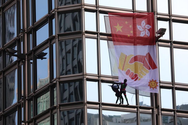 'Homem-aranha' escala arranha-céus em Hong Kong para apelar à paz