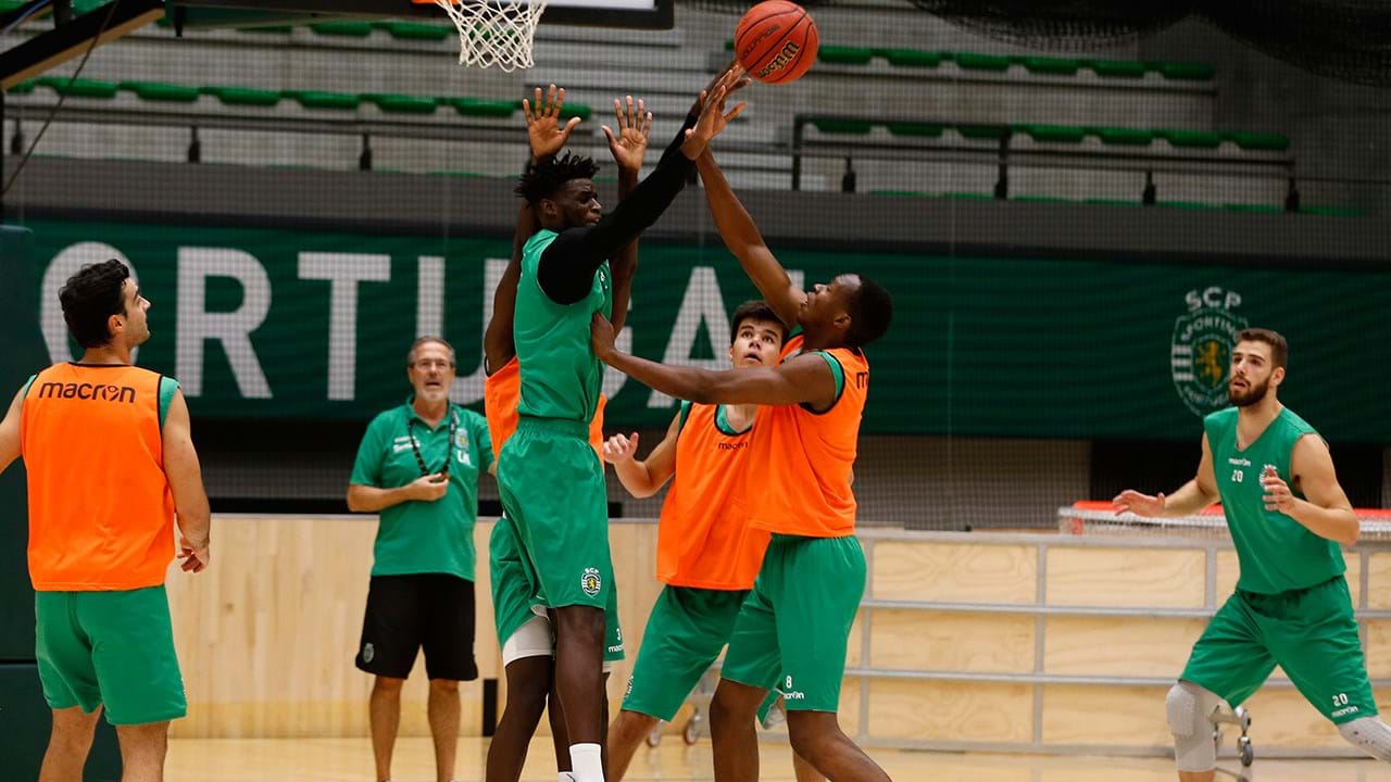 44 pontos de diferença: Benfica dá lição ao Sporting no Pavilhão João Rocha  e fica a uma vitória do título - Basquetebol - Jornal Record