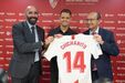 Chicharito já é jogador do Sevilha, depois de deixar o West Ham