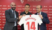 Chicharito já é jogador do Sevilha, depois de deixar o West Ham