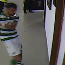 <![CDATA[ 'The Guardian' recorda fúria de Bruno Fernandes no Bessa: «A história dele no United é a de um homem a pontapear uma porta ano após ano» ]]>