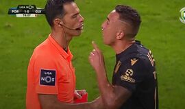 Nova expulsão no V. Guimarães: Davidson viu amarelo e logo depois vermelho e 'perdeu a cabeça'