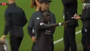 Mané em fúria no banco do Liverpool após Salah não lhe ter passado a bola