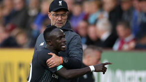 Klopp teve de acalmar Sadio Mané no banco do Liverpool