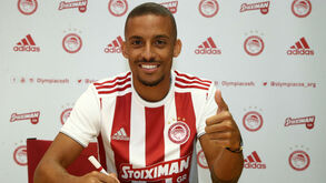 Olympiacos oficializa chegada de Bruno Gaspar