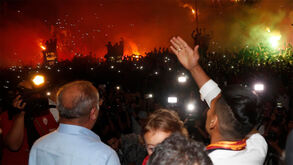Impressionante: Falcão recebido como um herói pelos adeptos do Galatasaray