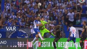 Xistra foi ao VAR analisar possível penálti sobre Marcano mas mandou seguir