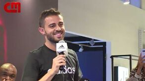 Hilariante: Bernardo Silva responde a perguntas a cantar... a Wonderwall dos Oasis