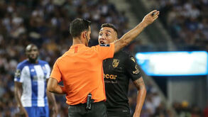 Nova expulsão no V. Guimarães: Davidson viu amarelo e logo depois vermelho e 'perdeu a cabeça'