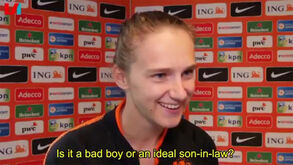 Jornalista quis saber mais sobre a vida pessoal de jogadora holandesa e... deu-se mal