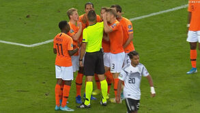 Artur Soares Dias cercado por jogadores da Holanda após assinalar penálti neste lance