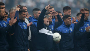 Loucura em La Plata na apresentação de Maradona