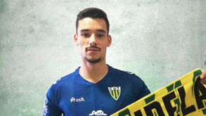 Joel Sousa assina contrato profissional