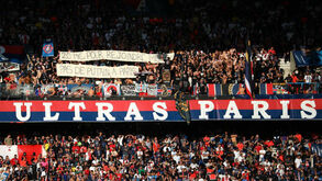 Ultras do PSG não perdoam Neymar e exibem faixas: «Não há p... em Paris»