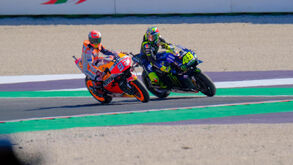 Polémica no MotoGP: quem tem 'culpa' neste incidente entre Rossi e Márquez?